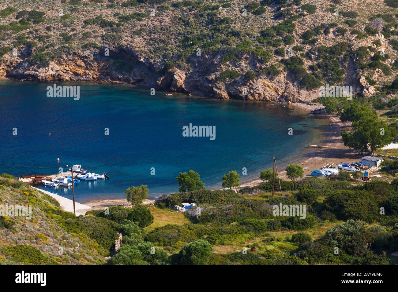 Die traditionelle Fischerei Mpali baots am Strand an der Küste von Fourni Insel, Griechenland. Stockfoto