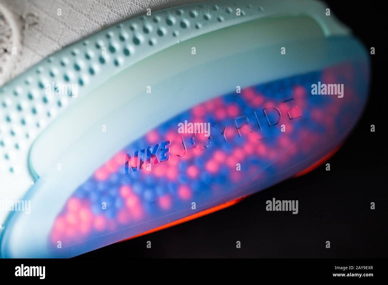 Paris, Frankreich - 30. Juli 2019: Nahaufnahme des Nike Joyride Logos auf  der Sohle der neuesten Innovation die Joyride Laufschuhe mit Tausenden  winzigen Perlen für besseren Halt Stockfotografie - Alamy