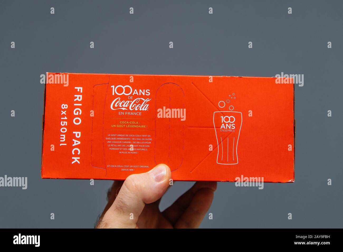 Paris, Frankreich - 20. Juli 2019: Man Hand hält vor grauem Hintergrund Packung Coca-Cola Sweet Drink 8 Pack - französische Ausgabe mit 100 Jahren Präsenz in Frankreich Stockfoto