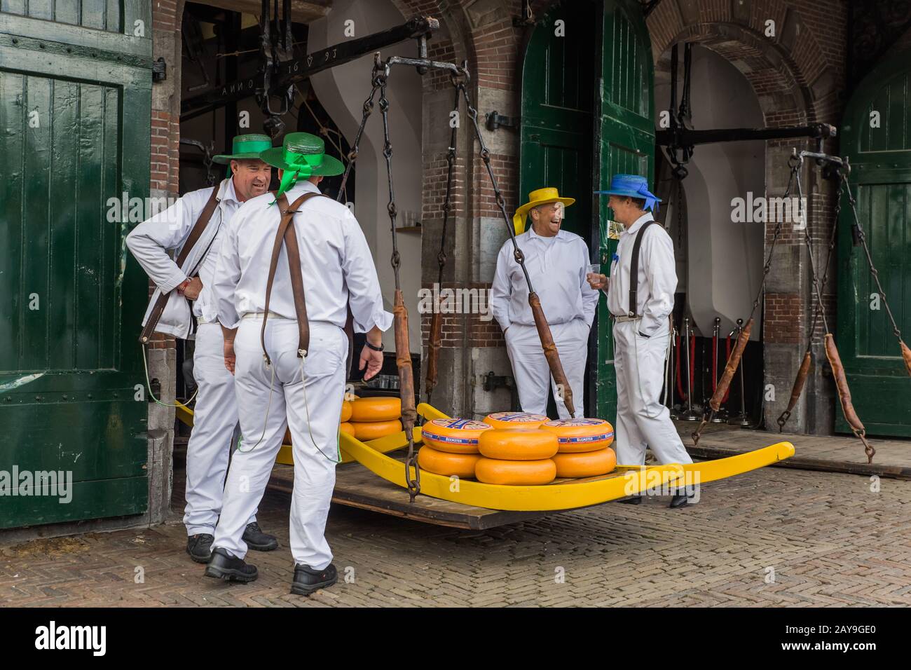 Alkmaar, Niederlande - 28. April 2017: Käseträger auf dem traditionellen Käsemarkt Stockfoto