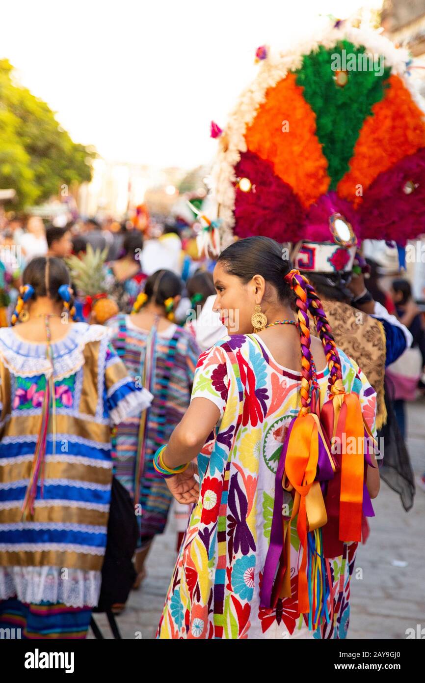 Mexikanische Frau, die während der Parade traditionelle bunte Kostüme trägt Stockfoto