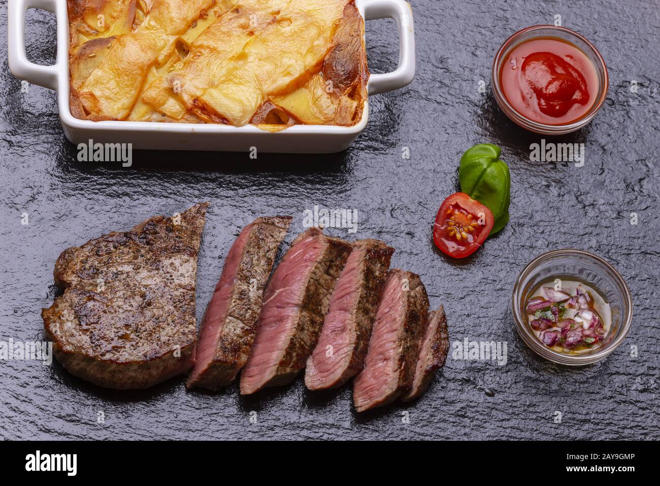 Steak in Scheiben mit Kartoffelgratin Stockfoto