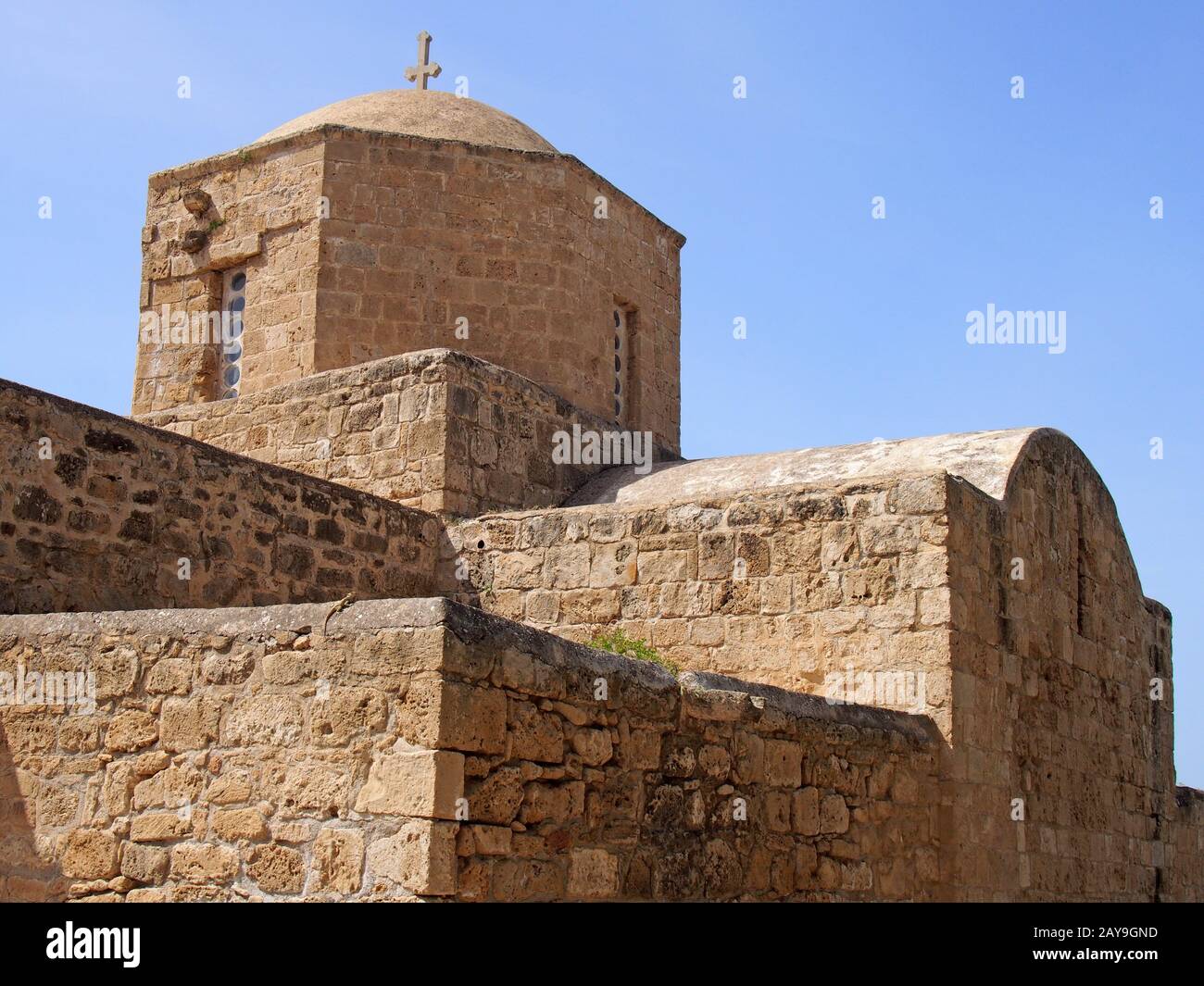 Nahaufnahme der alten Kirche von Ayia Kyriaki Chrysoopolitissa in paphos zypern, die die Basilika zeigt Stockfoto