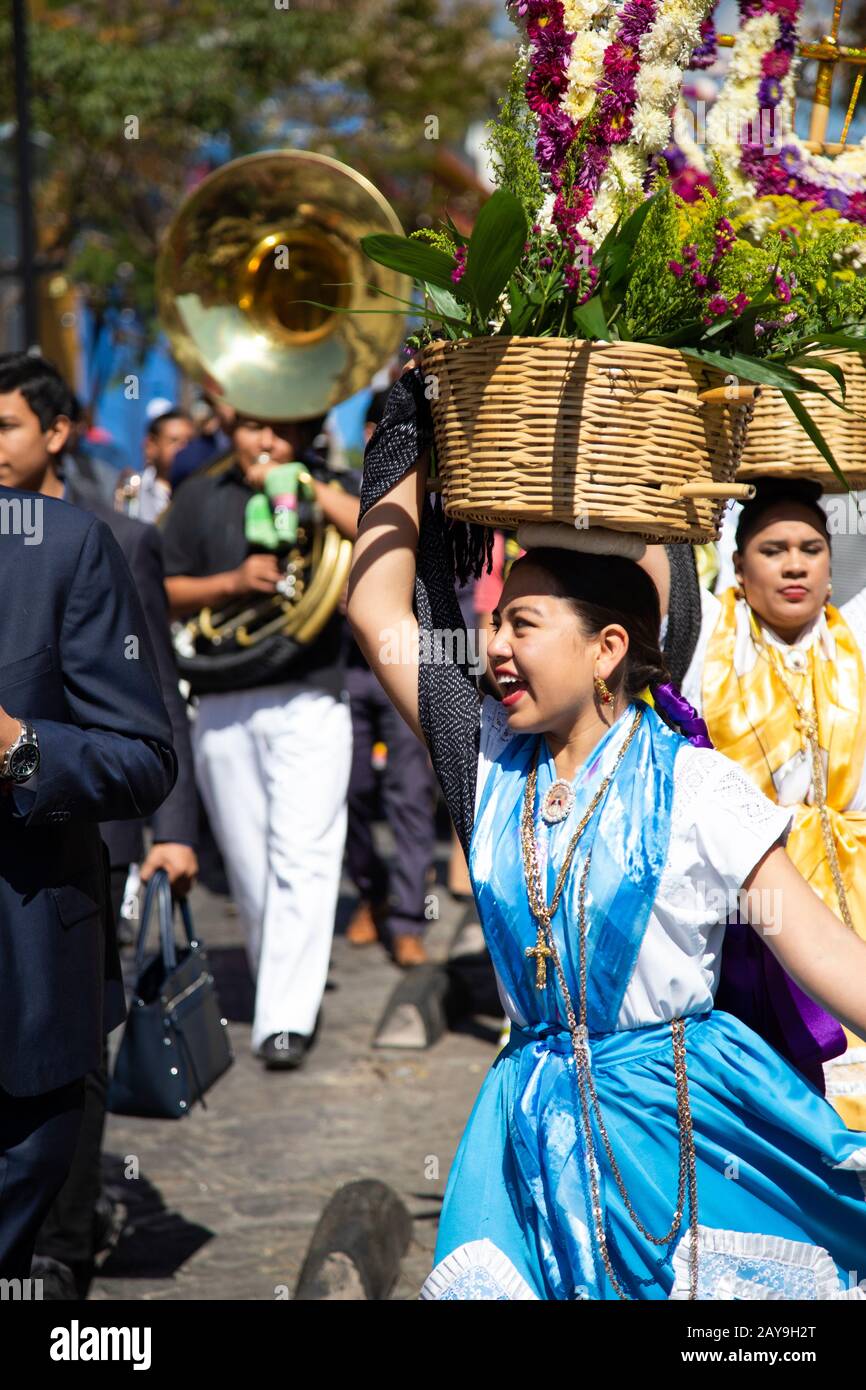 Mexikanische Frauen tanzen während der traditionellen mexikanischen Feier (Calenda) Stockfoto