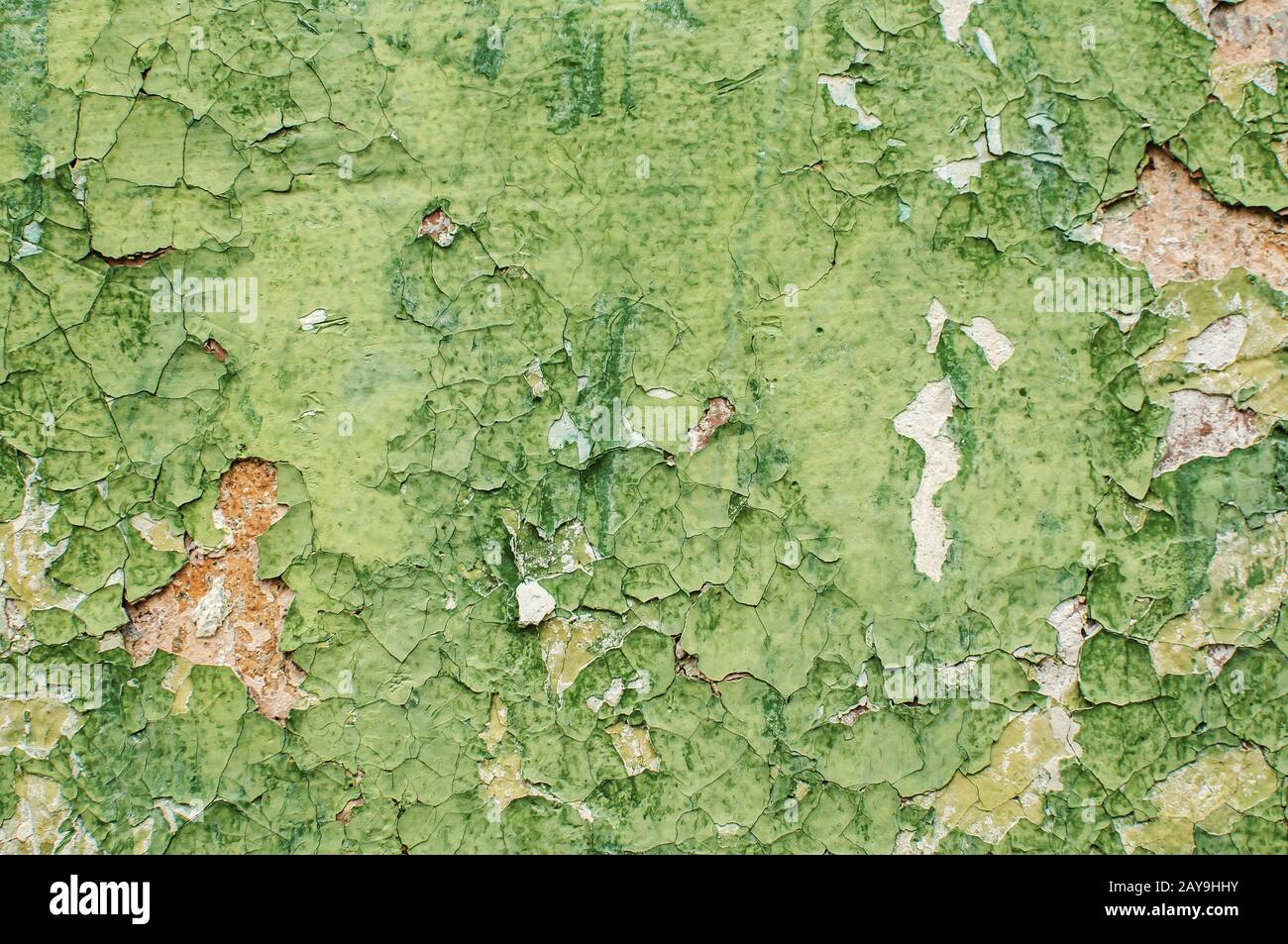Alten grunge verwitterte Farbe blättert von den Wänden gerissen Verputzte Wand closeup als Kunst Hintergrund Stockfoto