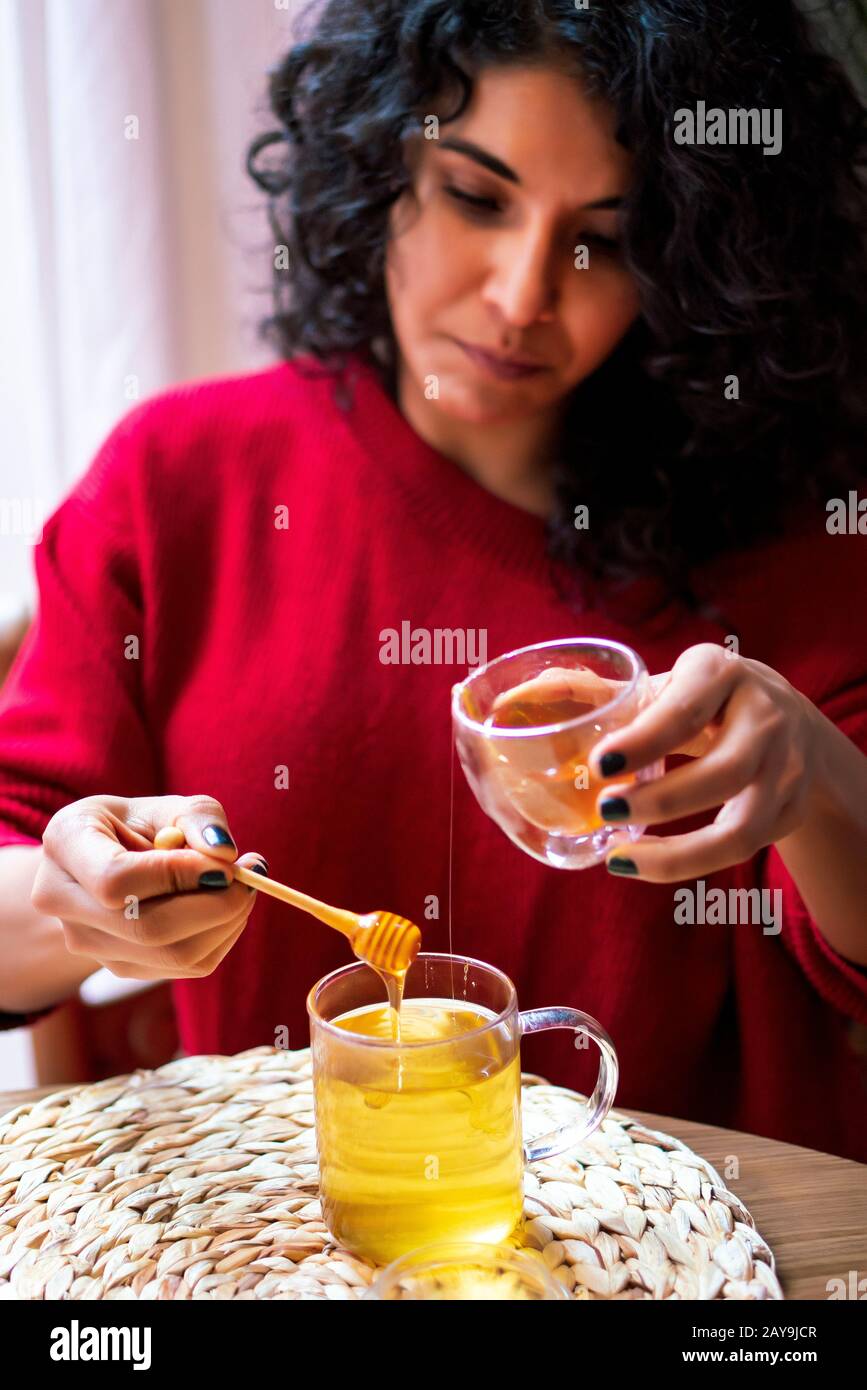 Latin Woman essen Salat, Diät mit Essstäbchen, Salat trägt Salat, Lachs, Avocado, Karotte, Zucchini, Samen und Nüsse Stockfoto