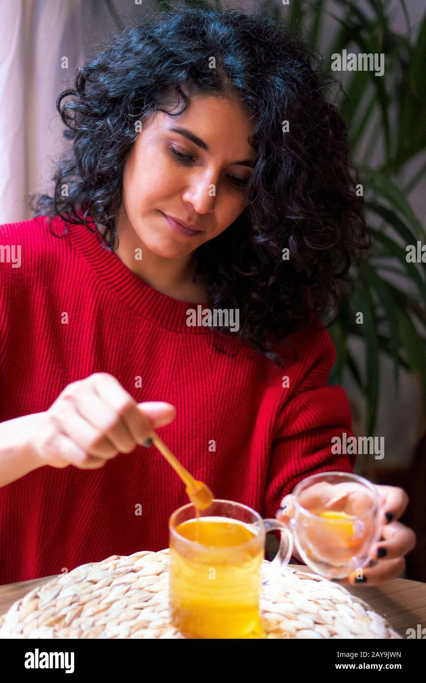 Latin Woman essen Salat, Diät mit Essstäbchen, Salat trägt Salat, Lachs, Avocado, Karotte, Zucchini, Samen und Nüsse Stockfoto