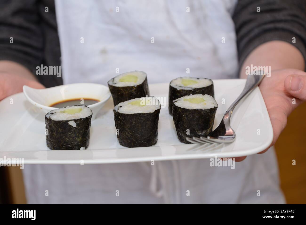 Japanisches Gericht Sushi mit Gurke auf der Tablette zubereitet Stockfoto
