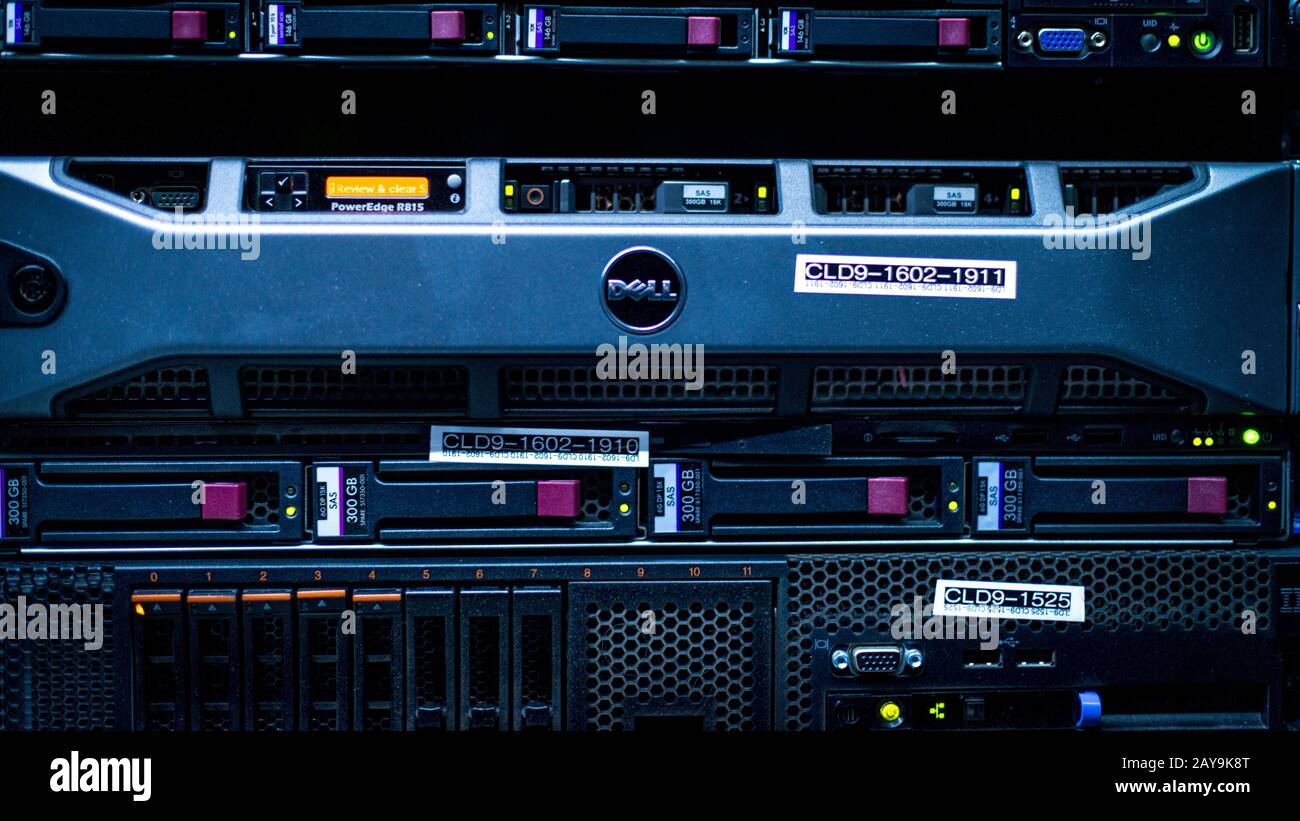 Serverraum voller Racks und Server Stockfoto