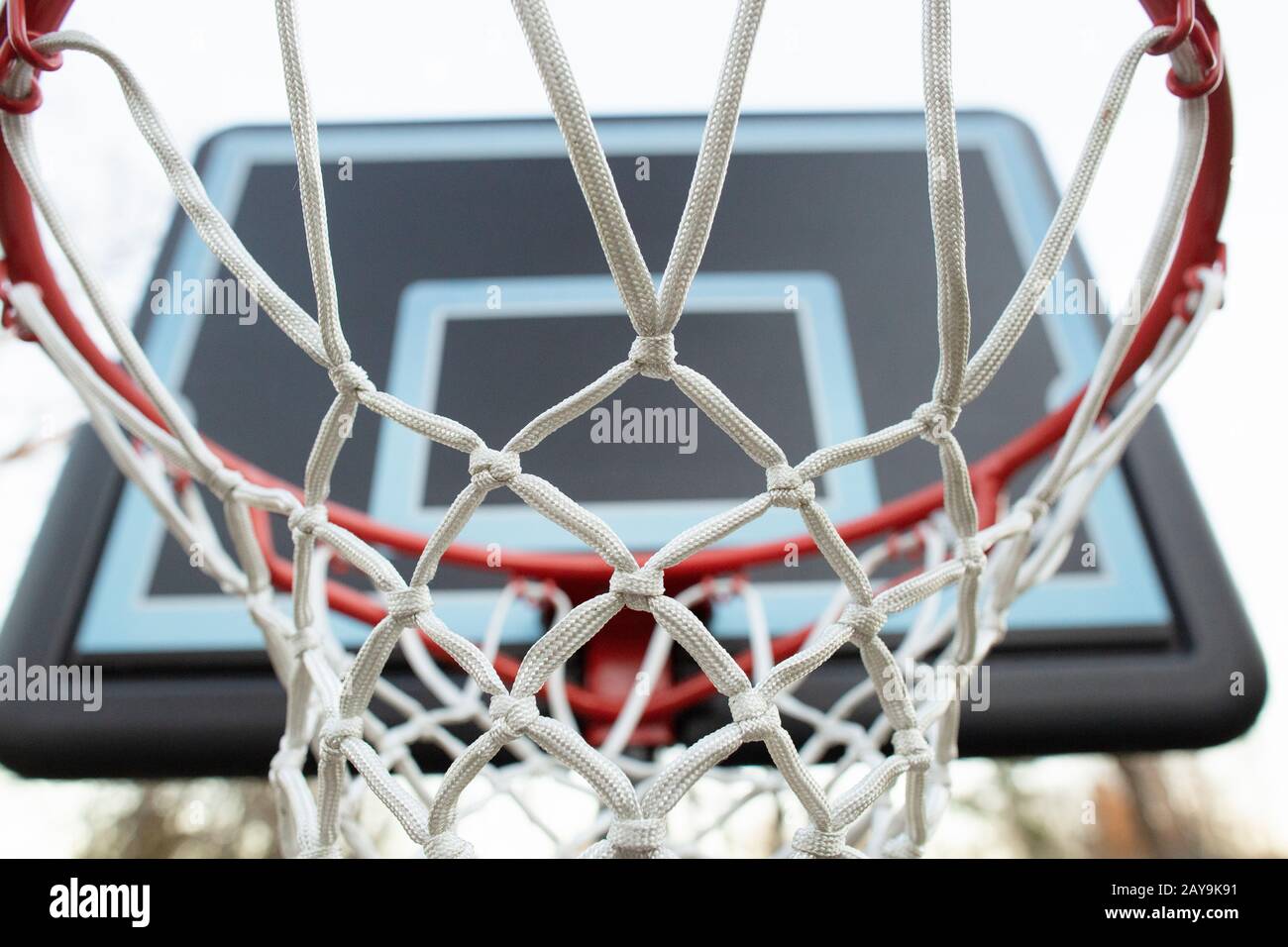 Nahaufnahme von Basketballkorb und Netz im Freien im Hinterhof Stockfoto