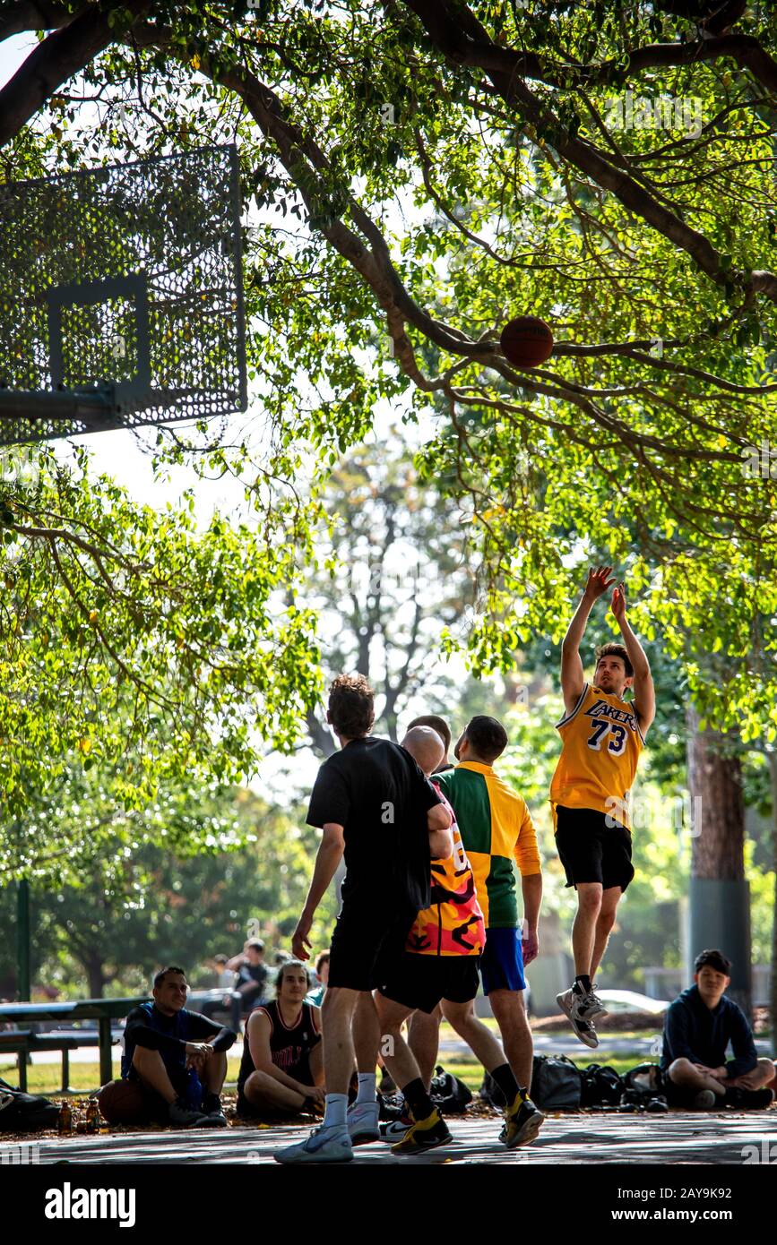 Street Basketball-Spiel mit Shooter, die Schuss Stockfoto