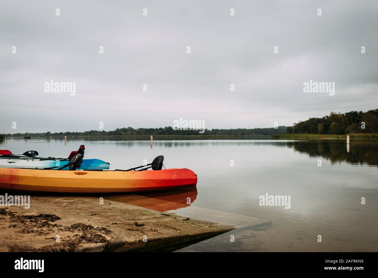 Kajaks warten darauf, auf einem See in Bastrop Texas ausgefahren zu werden Stockfoto