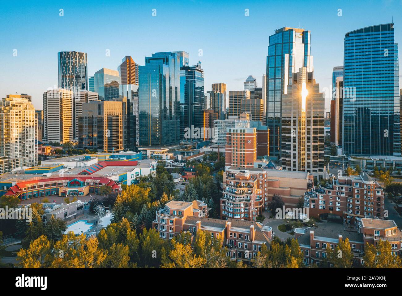 East Downtown Calgary Sommer Sonnenuntergang Aerial Stockfoto