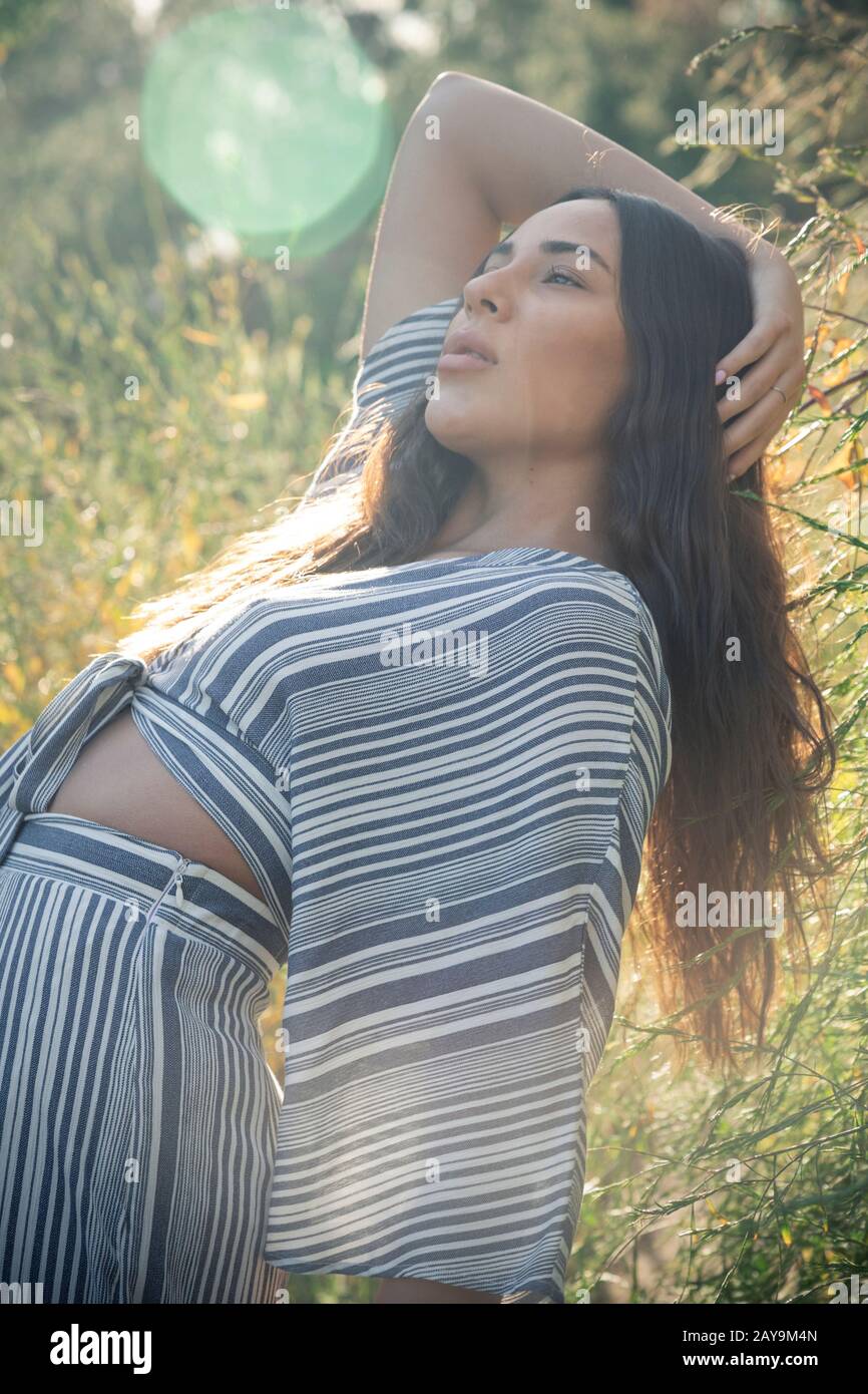 Stilvolle Latina Frau in Feldern und Nachmittag Licht Stockfoto