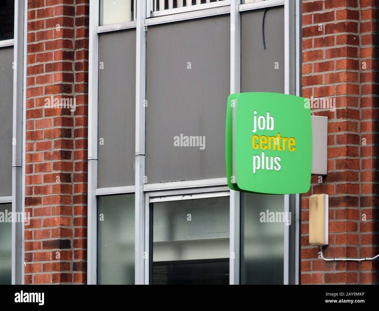 Ein Schild außerhalb eines Jobcenters plus in leeds england, das vom UK Department for Work and Pensions geführt wird Stockfoto