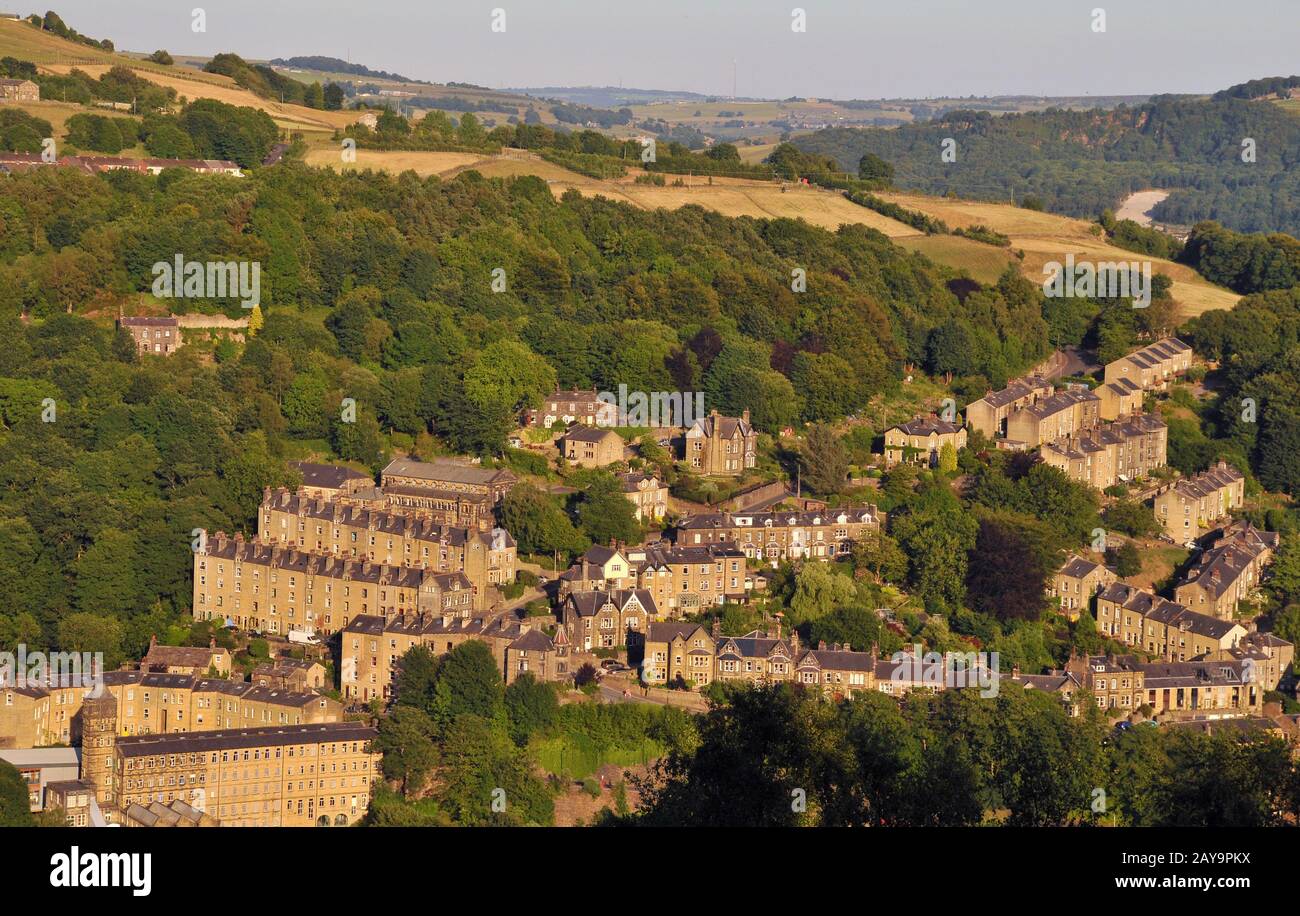 Ein Luftbild der Stadt hebdenbrücke im Sommer mit abschüssigen Straßen Stockfoto