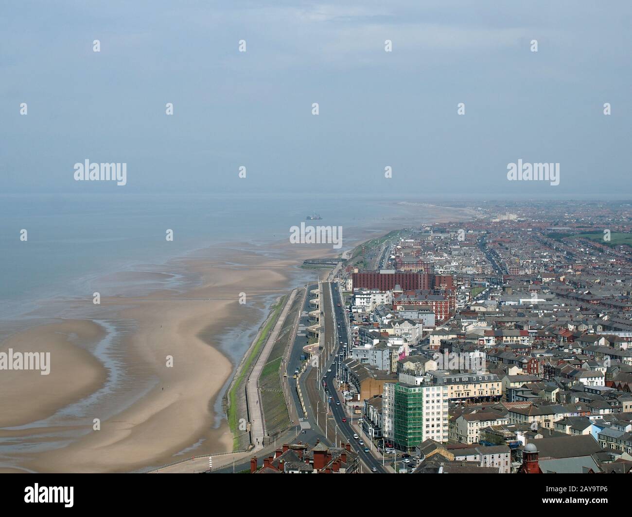 Luftaufnahme von blackpool mit Blick nach Süden und Blick auf den Strand bei Ebbe mit den Straßen und Gebäuden Stockfoto