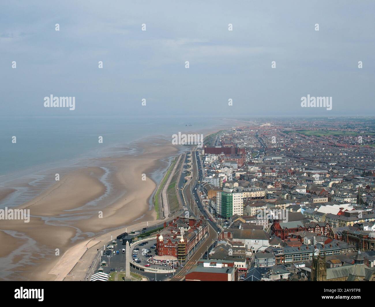 Luftaufnahme von blackpool mit Blick nach Süden und Blick auf den Strand bei Ebbe mit den Straßen und Gebäuden Stockfoto