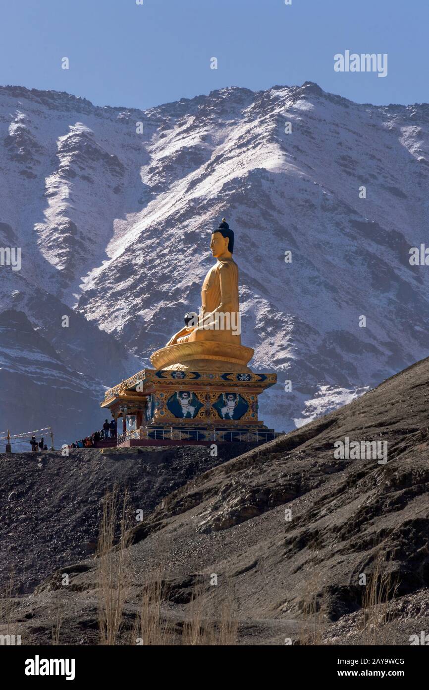 Stok Buddha mit Bergkulisse, Stok, Ladakh, Indien Stockfoto