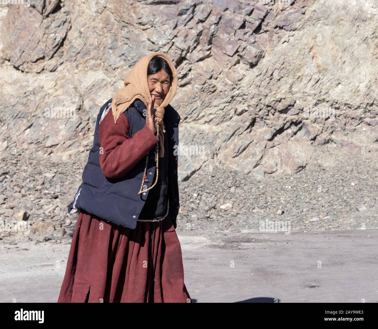 Ladakh Frau mit Gebetsperlen auf dem Weg zum Gautama Buddha, Stok Gompa, Ladakh, Indien Stockfoto