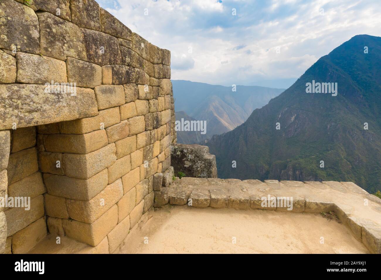 Blick auf das Flusstal von Urubamba von den alten Konstruktionen von Machu Picchu Stockfoto