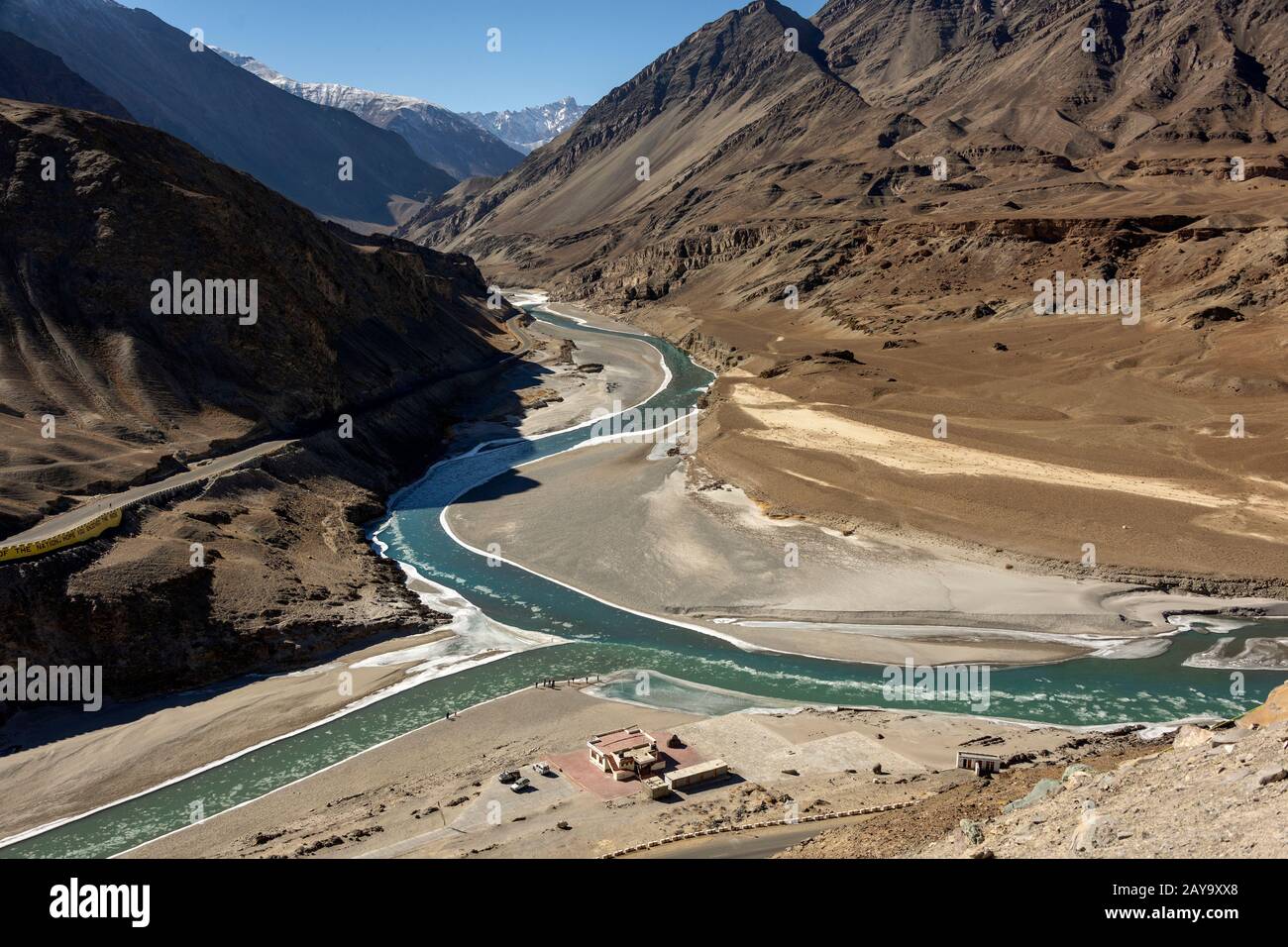 Zusammenfluss von Indus und Zanskar River, Sangam Cafe, Srinagar-Leh Hwy, Ladakh, Indien Stockfoto