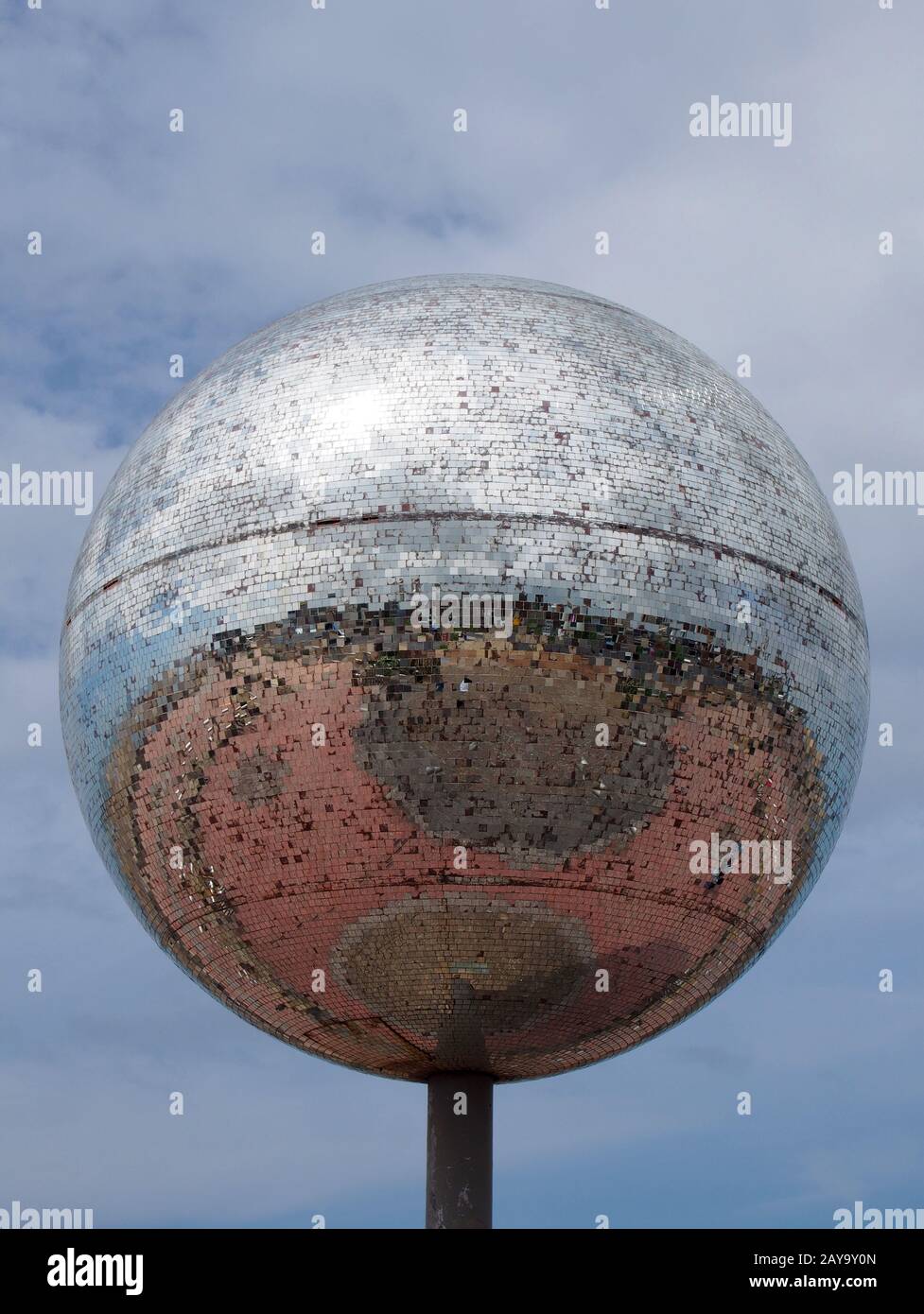 Ein riesiger Glitterball an der blackpool-promenade mit blauem Himmel und Spiegelbild der Stadt im Spiegel Stockfoto