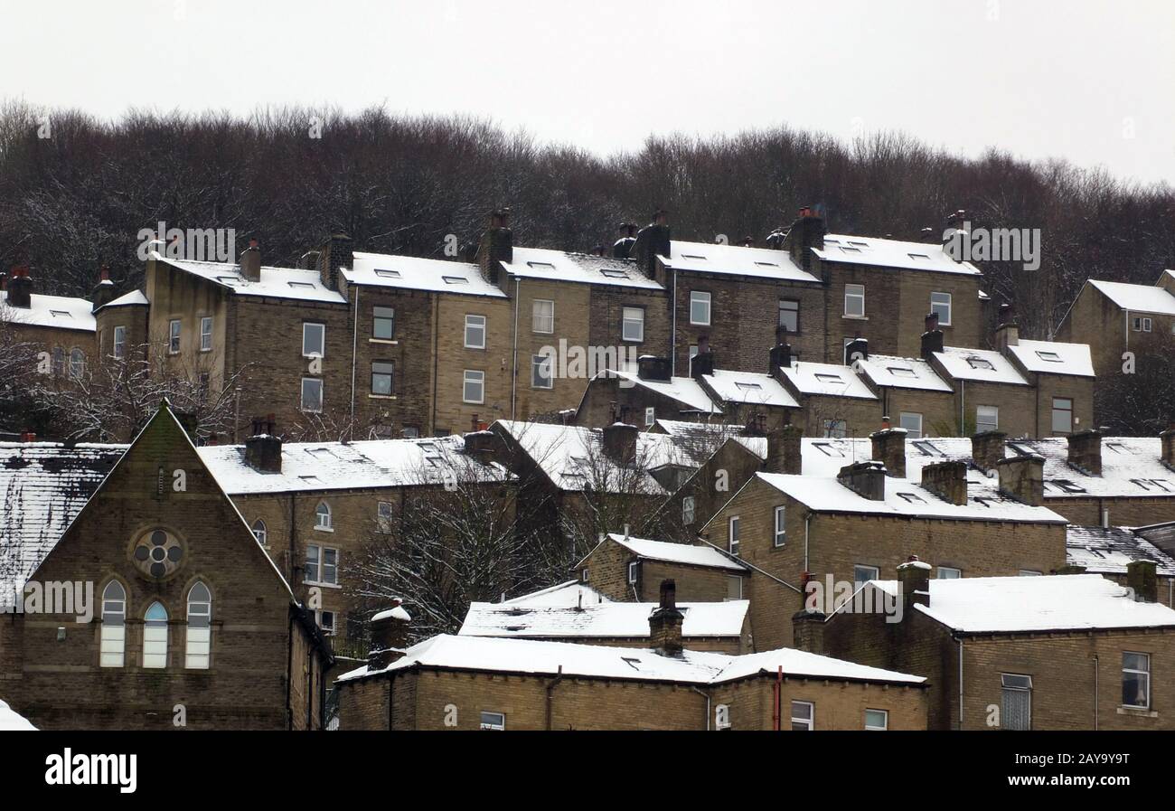 Reihenhäuser, die in hebden im Schnee bedeckt sind, überbrücken westlich von yorkshire Stockfoto