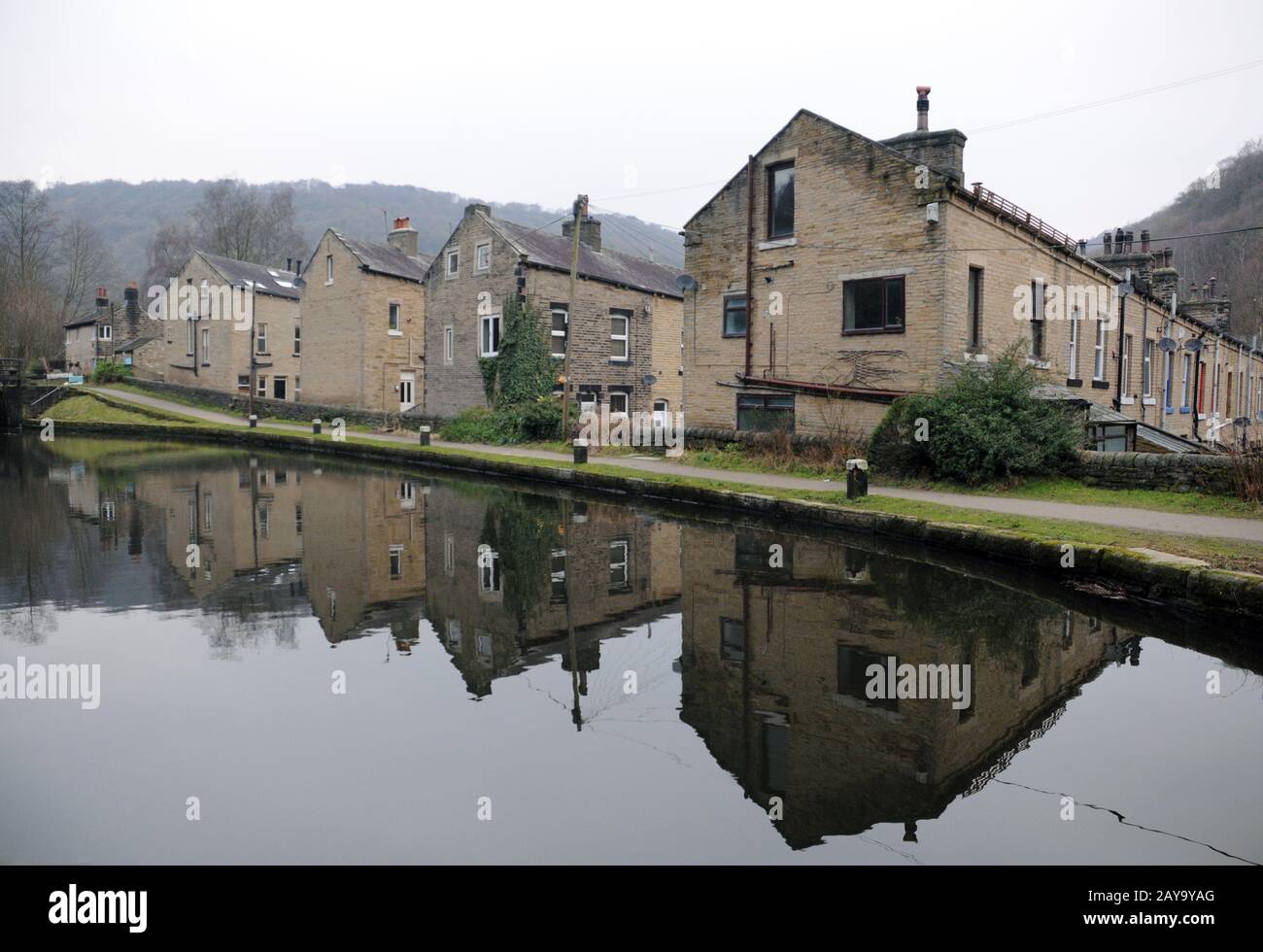 Straßen von Reihenhäusern neben dem rochdale Kanal in hebden Brücke mit Reflexionen im Wat Stockfoto