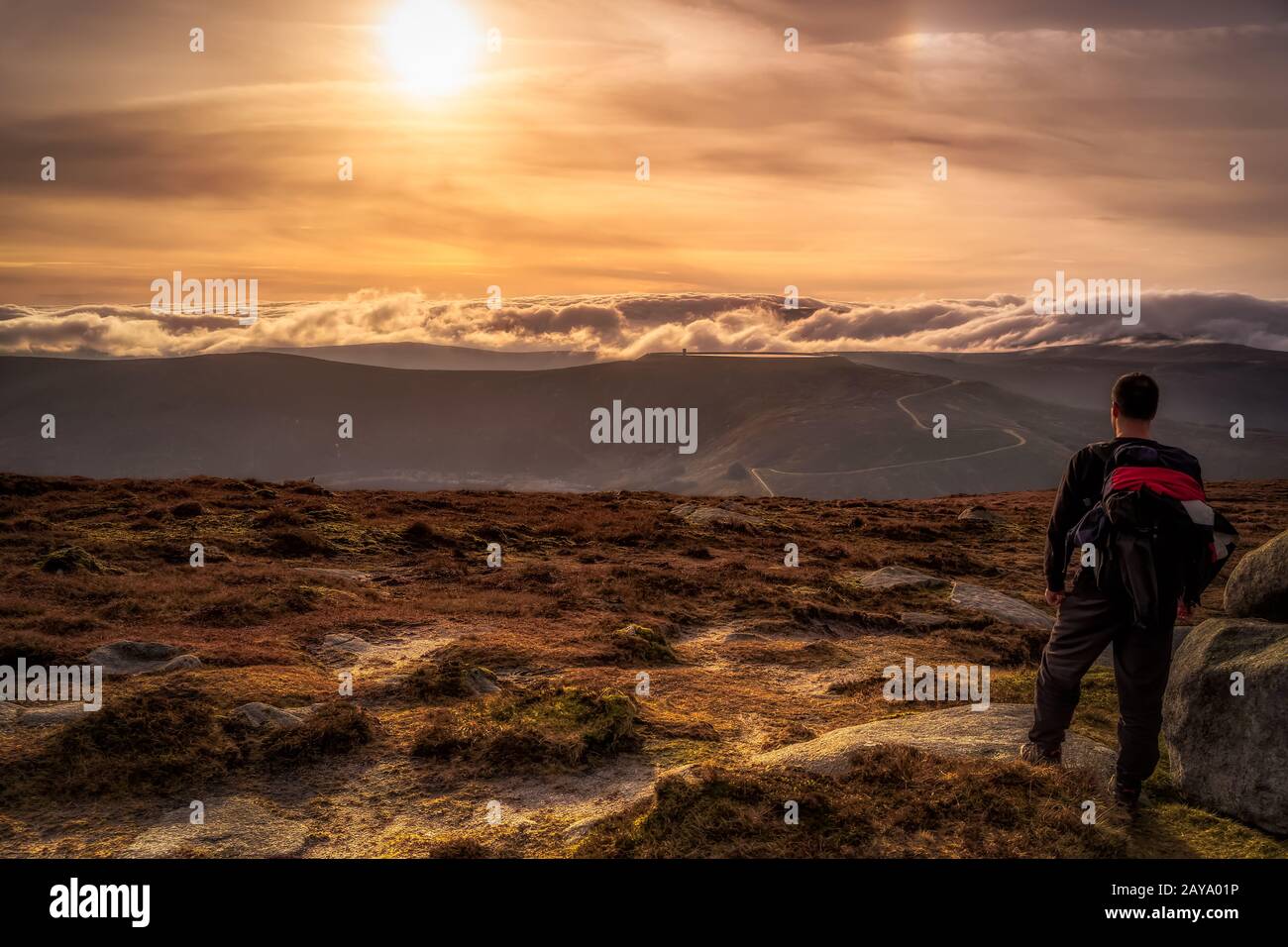 Silhouette eines Mannes, der auf dem Berg steht Stockfoto