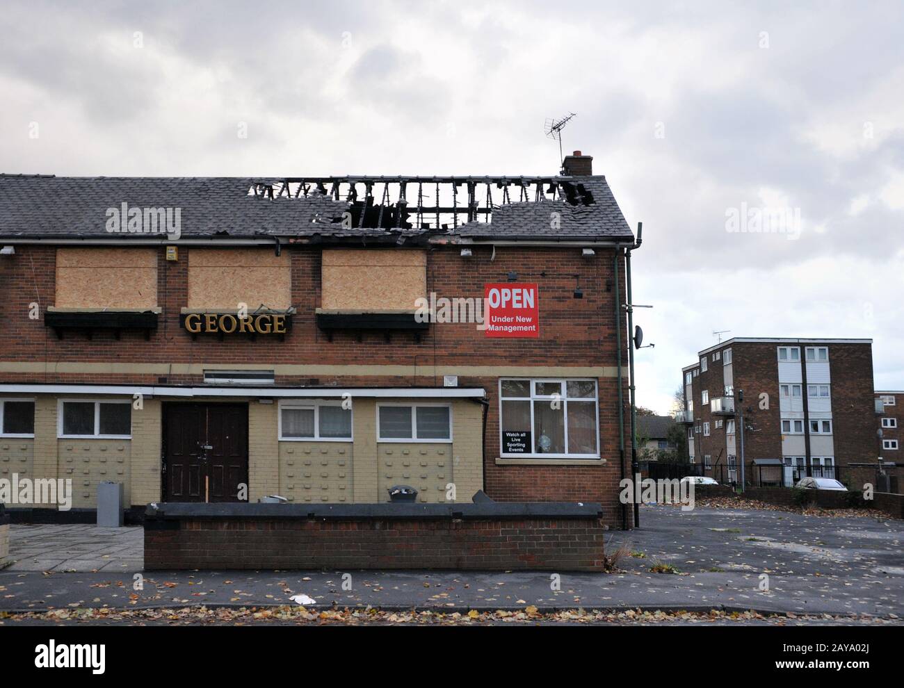 Ein geschlossenes öffentliches Haus steht verderbt und ist auf einer Wohnanlage in hunslet leeds eingestiegen Stockfoto