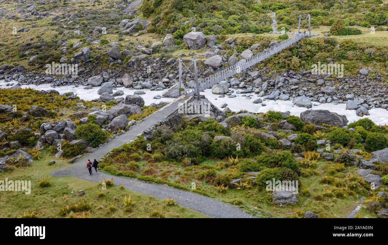 Hängende Brücke über Highland River im Hooker Valley Track Stockfoto