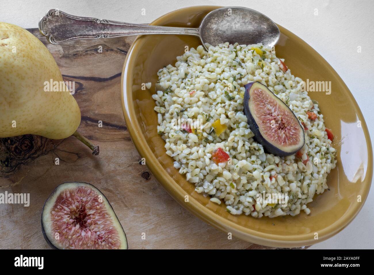 Bulgur Salat mit Feigen und Paprika Stockfoto