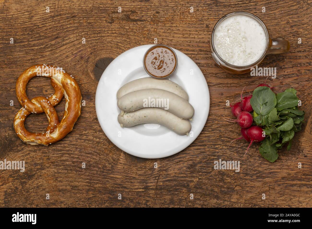 Bayerische Kalbswurst mit Brezel Stockfoto