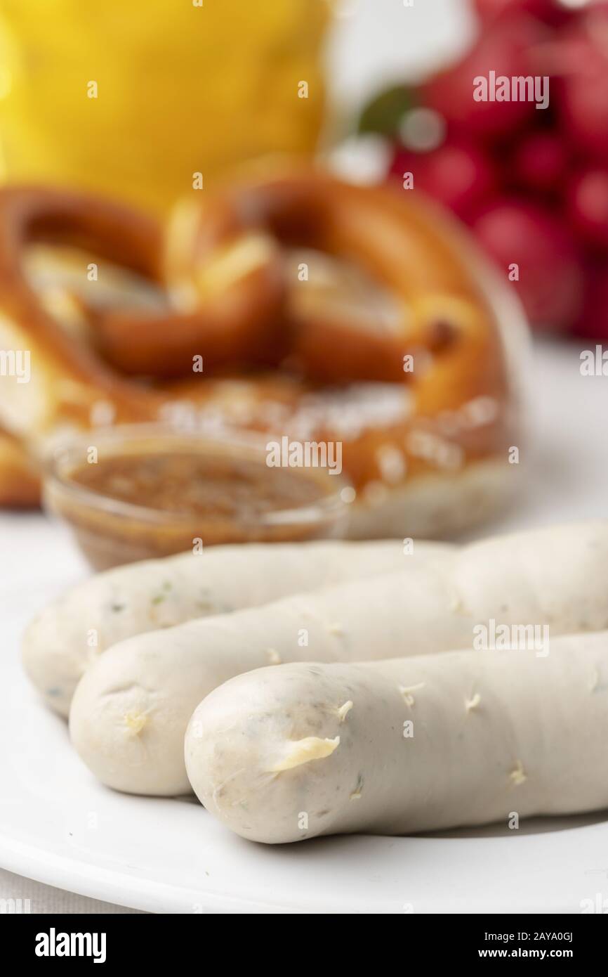 Bayerische Kalbswurst mit Brezel Stockfoto