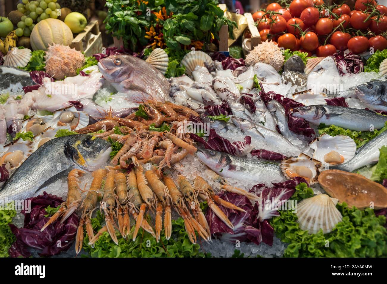 Umfangreiches und farbenfrohes Fischteller mit Salat, Obst und Gemüse Stockfoto