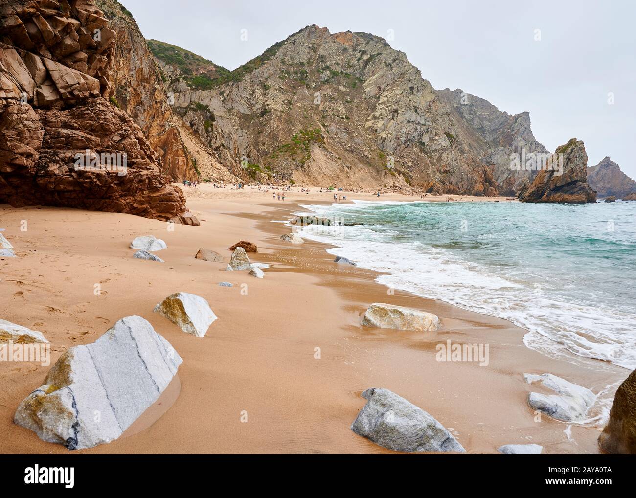 Felsiger Strand am bewölkten Tag Stockfoto