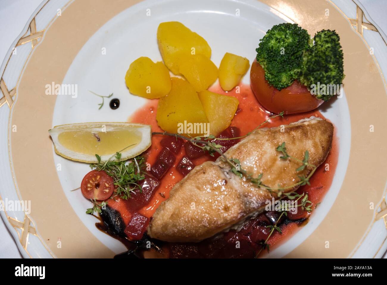Leckeres Fischgericht - Fischfilet mit Kartoffeln und Gemüse aus der Vogelperspektive Stockfoto