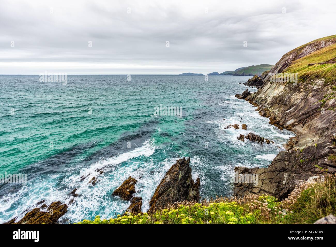 Malerische Küste und Wellen, die auf Felsen abstürzen Stockfoto