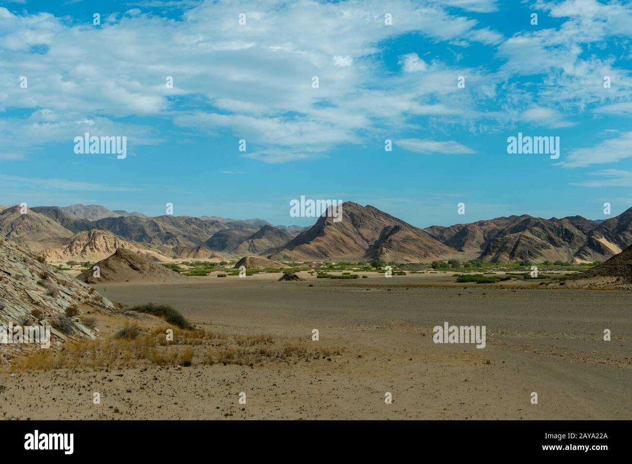 Die Wüstenlandschaft des trockenen Huanib-Flusstals im Norden von Damaraland und Kaokoland, in Namibia. Stockfoto