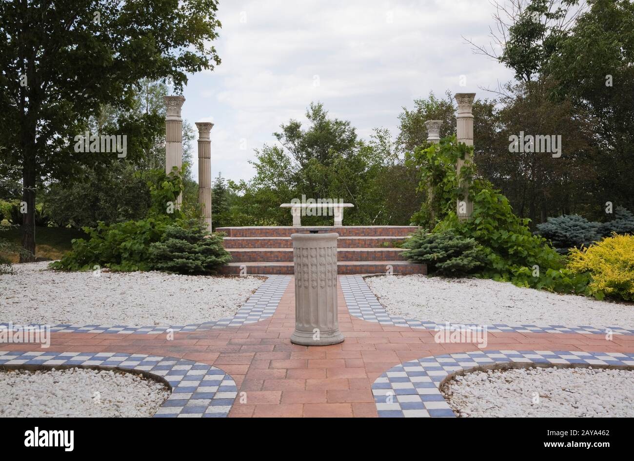 Das italienische Keramikpodium im Obstgarten im La Seigneurie de L'Ile d'Orleans privater Garten im Sommer Stockfoto