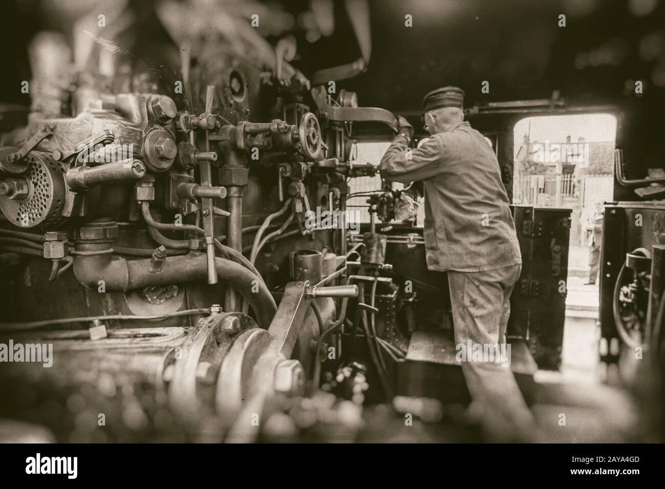Motorfahrer arbeitet in monochromer Dampfzugmaschine Stockfoto