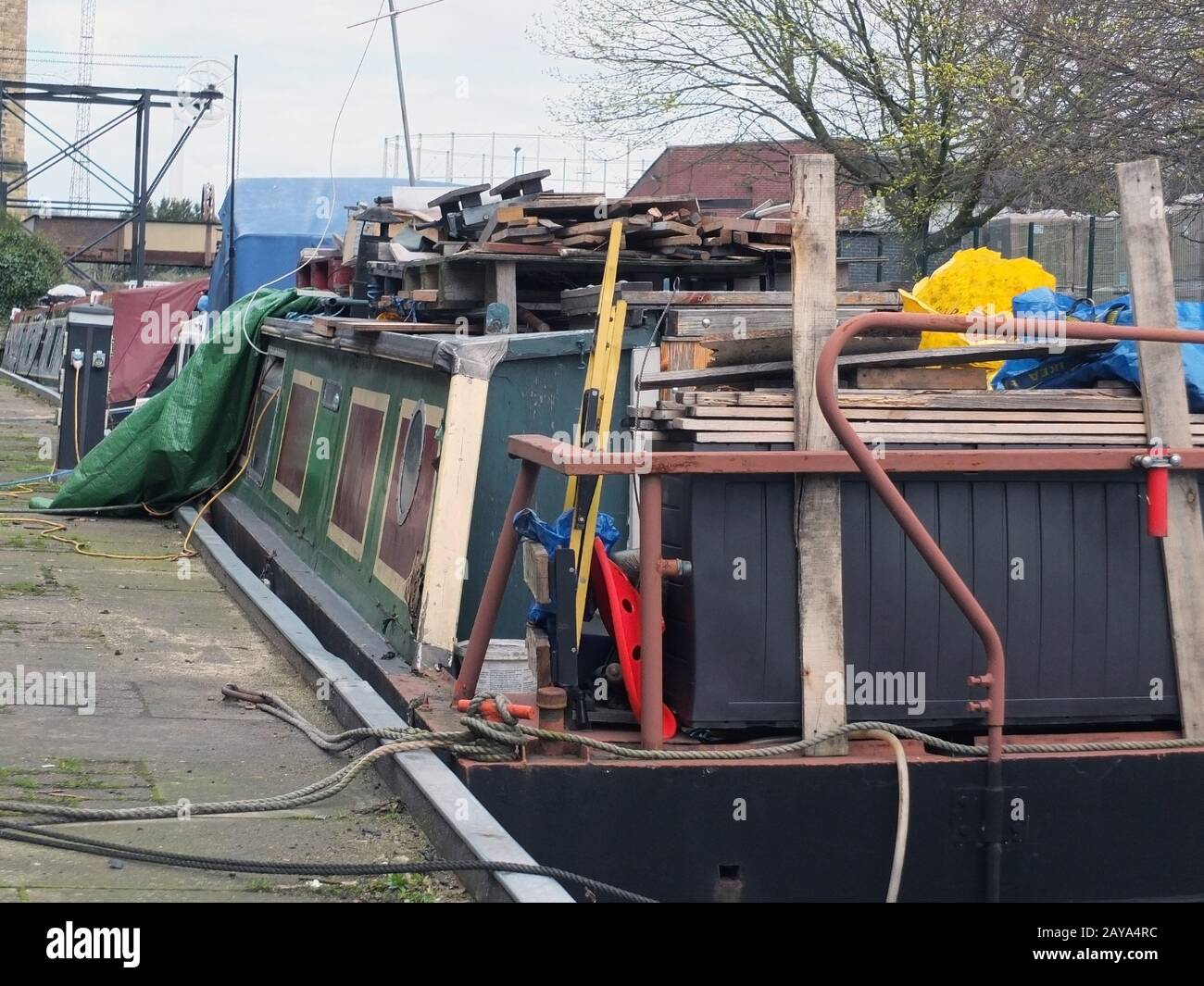 Überladen Sie das Hausboot auf einem umgebauten Lastkahn in huddersfield im Westen yorkshire Stockfoto