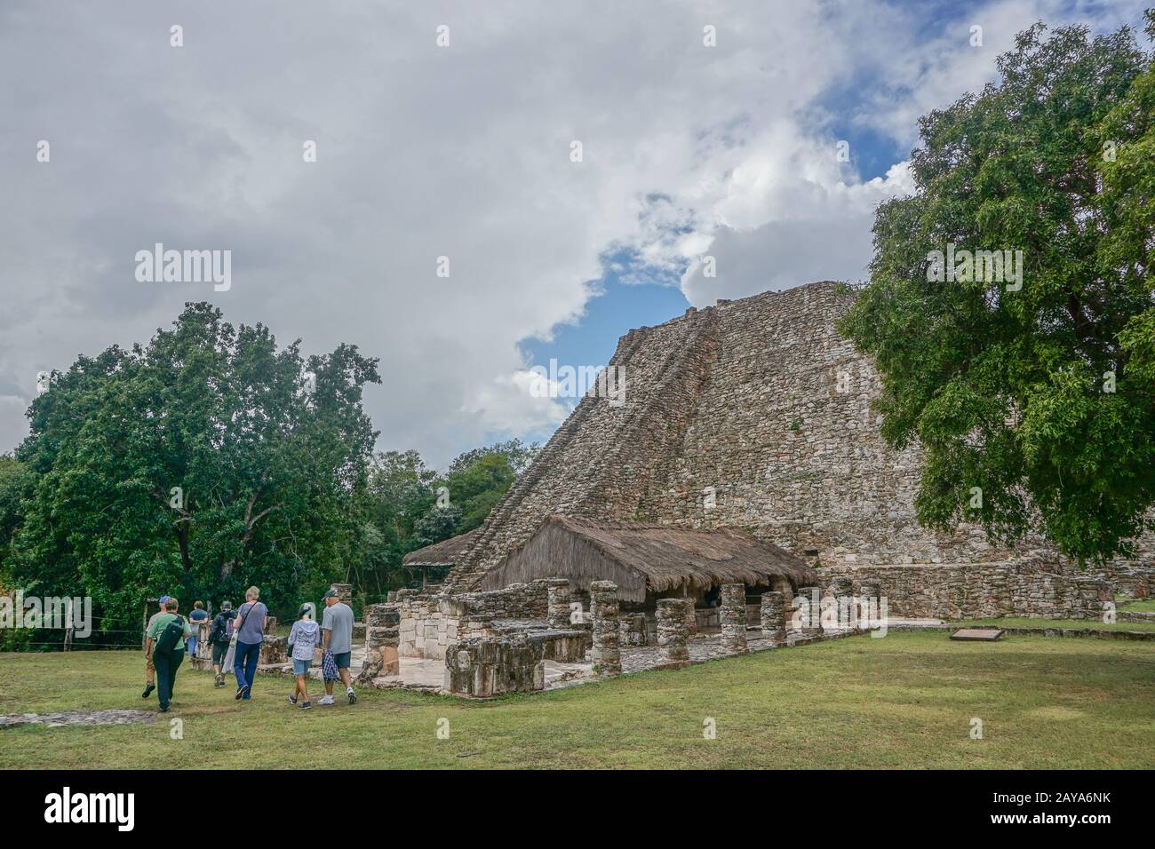 Mayapan, Mexiko: Touristen besuchen das Zimmer der Könige in Mayapan, der Hauptstadt der Maya im Yucatán von den 1220er bis in die 1440er Jahre. Stockfoto