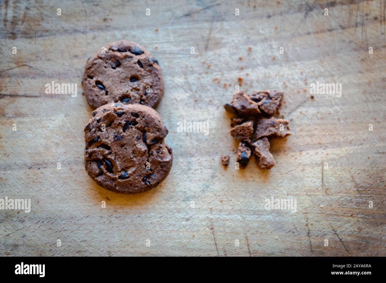 Kaputte Schokoladen-Chip-Plätzchen Kekse zerbrochen mit Krümel - Konzeptbild für Internetsicherheit und Datensicherheit Stockfoto