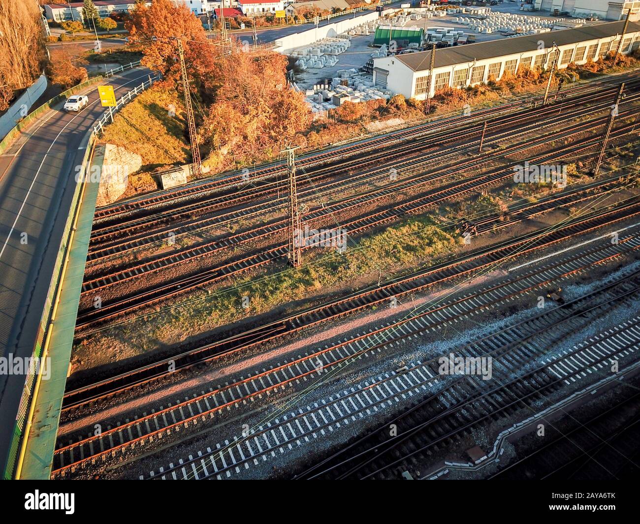 Infrastruktur des Gleiswesens mit Zügen, Weichen, Straßenbrücken und Schienen Stockfoto