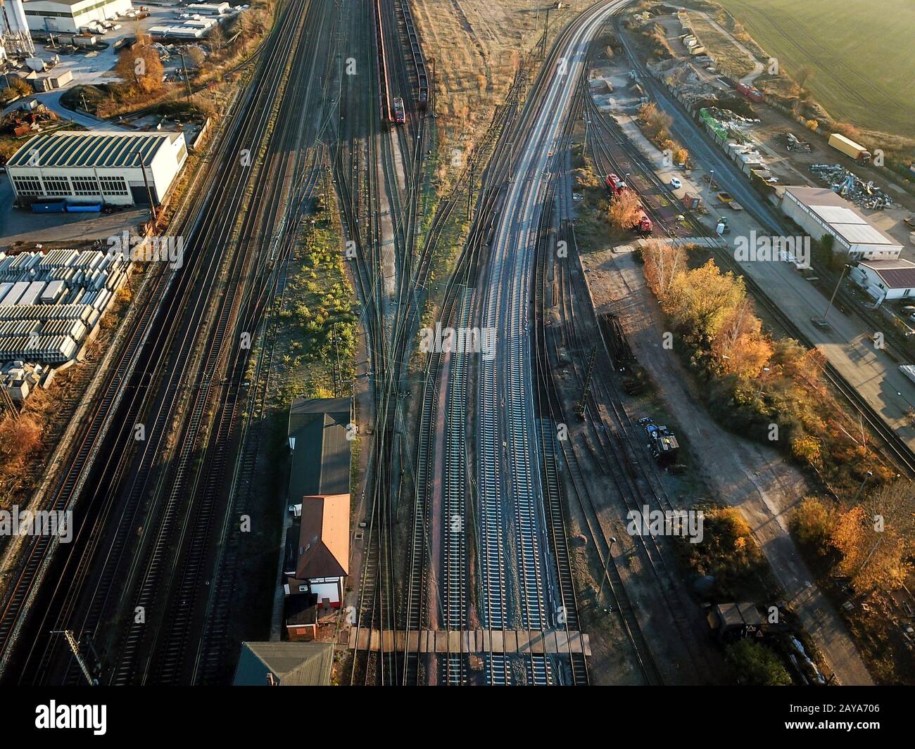 Infrastruktur des Gleiswesens mit Zügen, Weichen, Straßenbrücken und Schienen Stockfoto