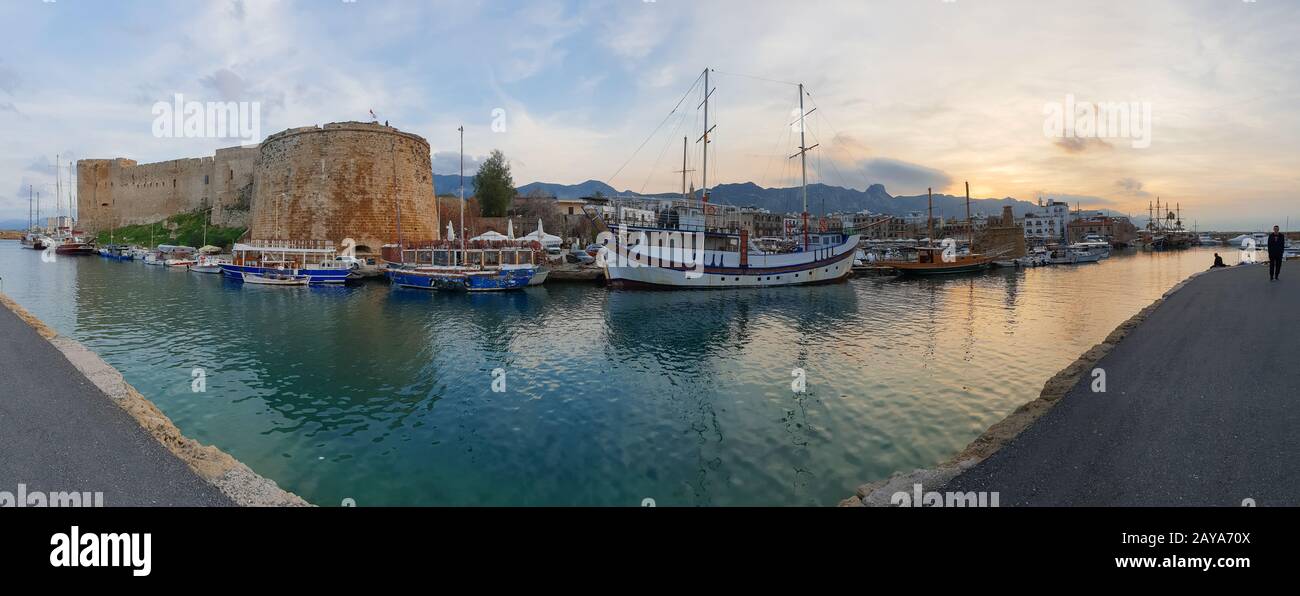 Panoramafahrung der historischen Burgboote aus dem 7. Jahrhundert und des alten Hafengeländes in Kyrenia, Insel Zypern Stockfoto