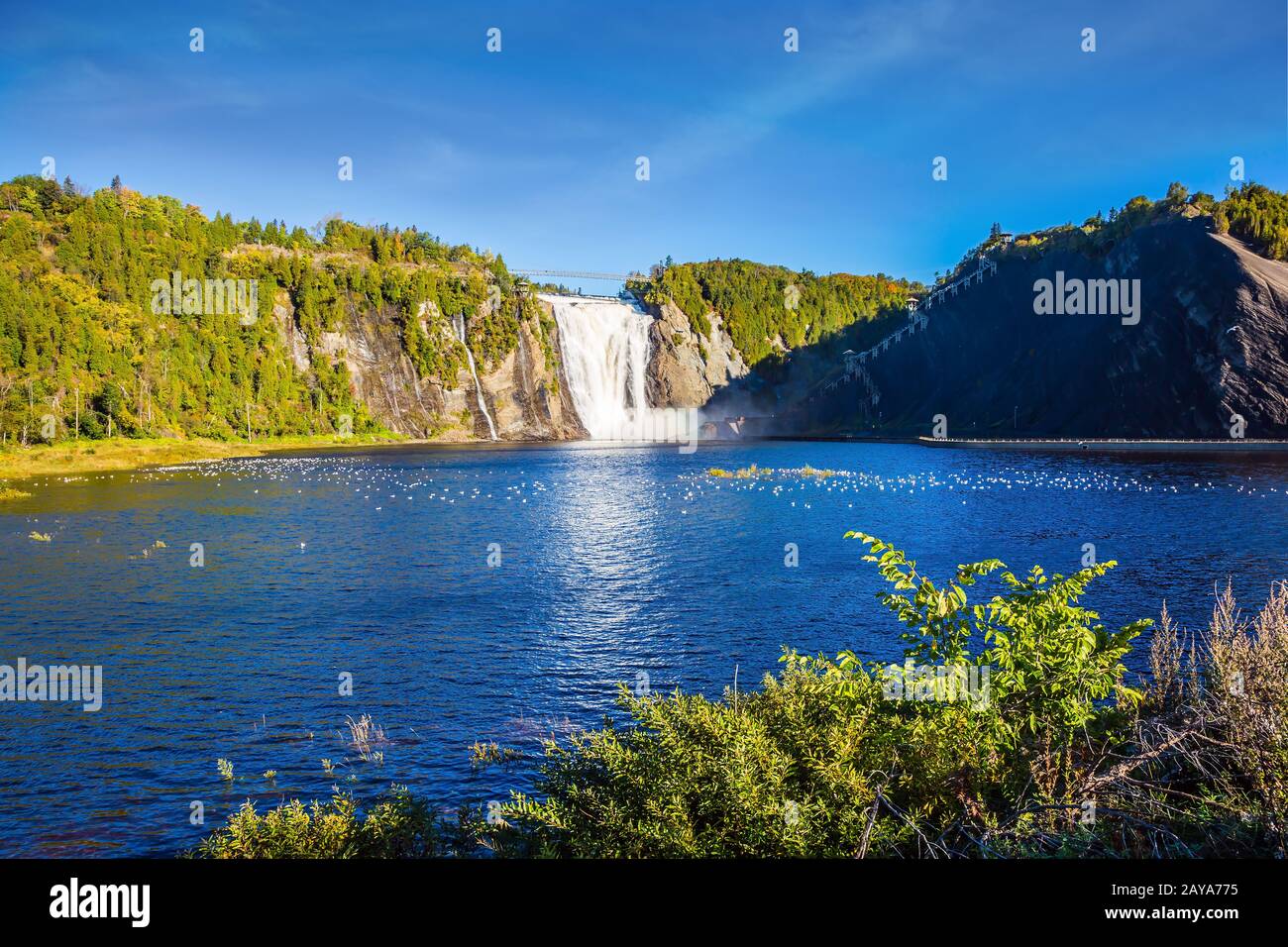 Der riesige blaue See und der Wasserfall Stockfoto