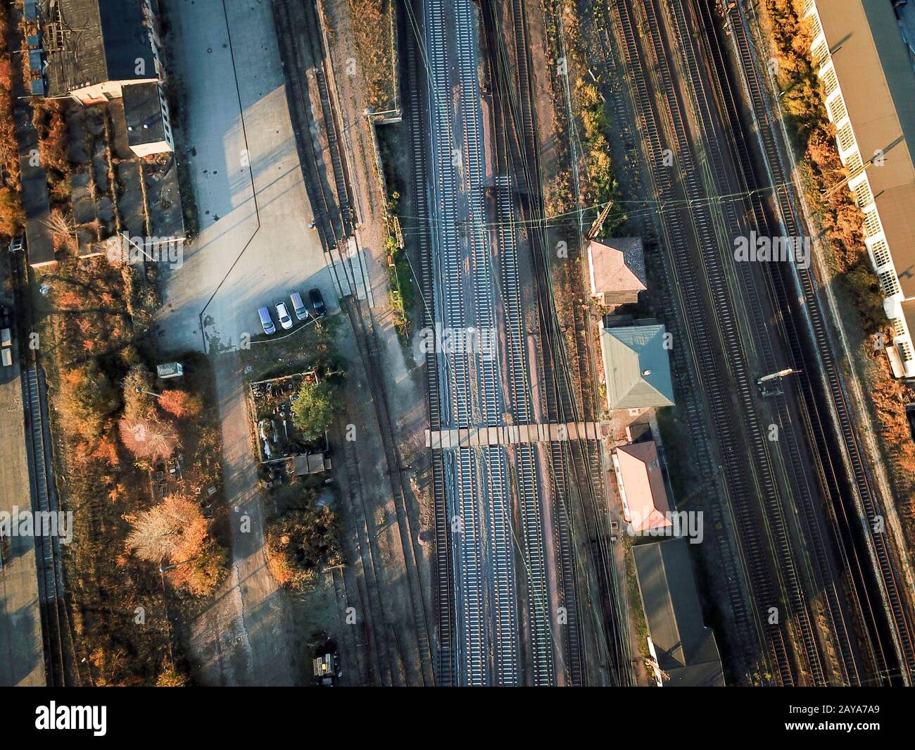 Infrastruktur des Gleiswesens mit Zügen, Weichen, Straßenbrücken und Schienen Stockfoto